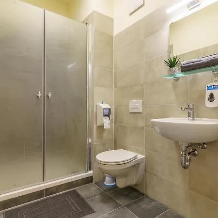 Und Gleisbett Hostel