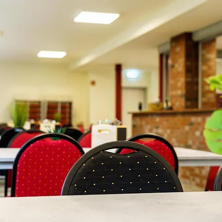 Und Gleisbett Hostel