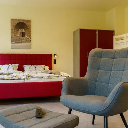 Und Gleisbett Hostel