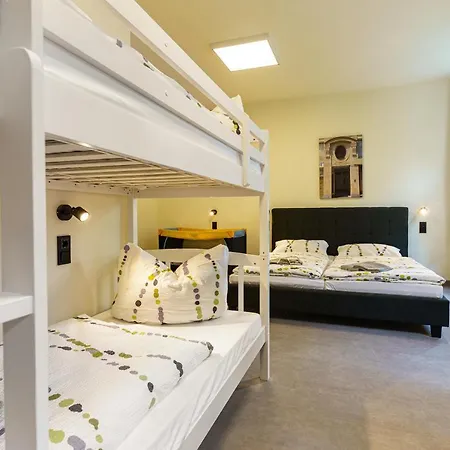 Und Gleisbett Hostel