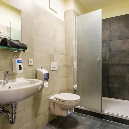 Und Gleisbett Hostel *