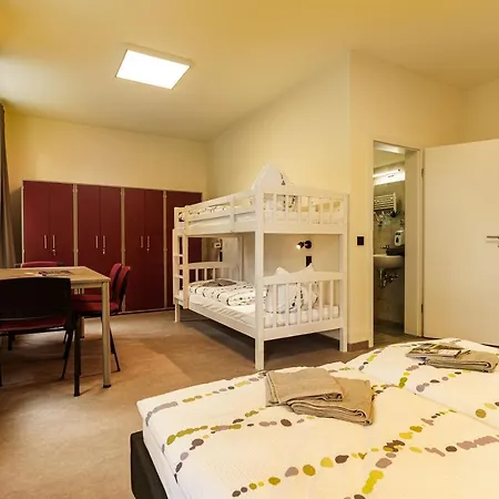 Und Gleisbett Hostal