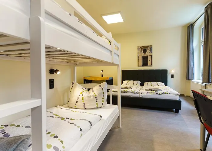 Und Gleisbett Hostel
