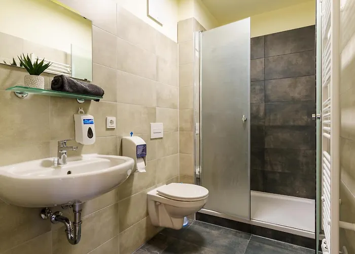 Und Gleisbett Hostel *