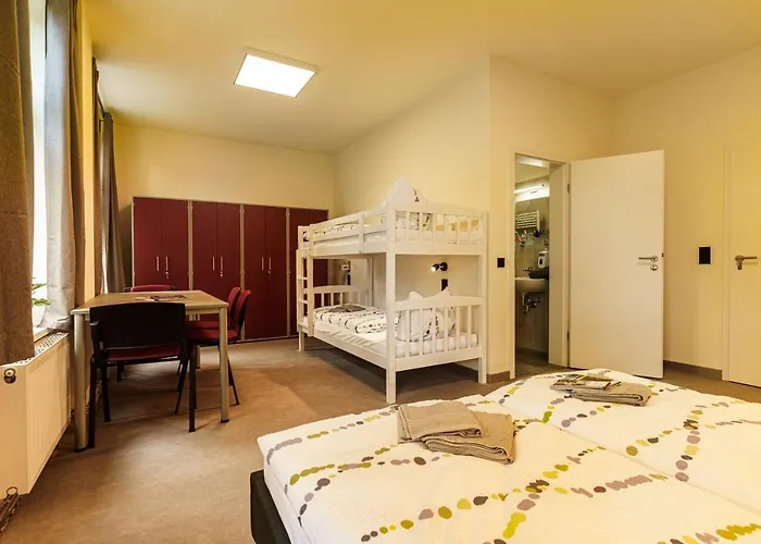 Und Gleisbett Hostel