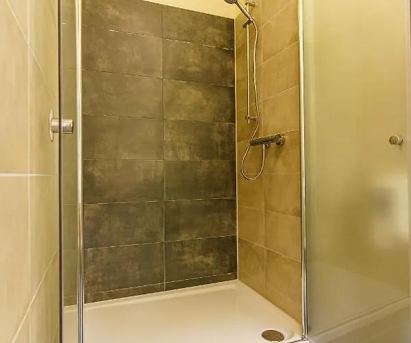 Und Gleisbett Hostel *